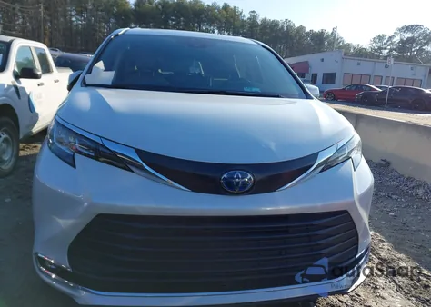 2022 Toyota Sienna Xle z USA, uszkodzony, nr VIN 5TDJRKEC5NS091585
